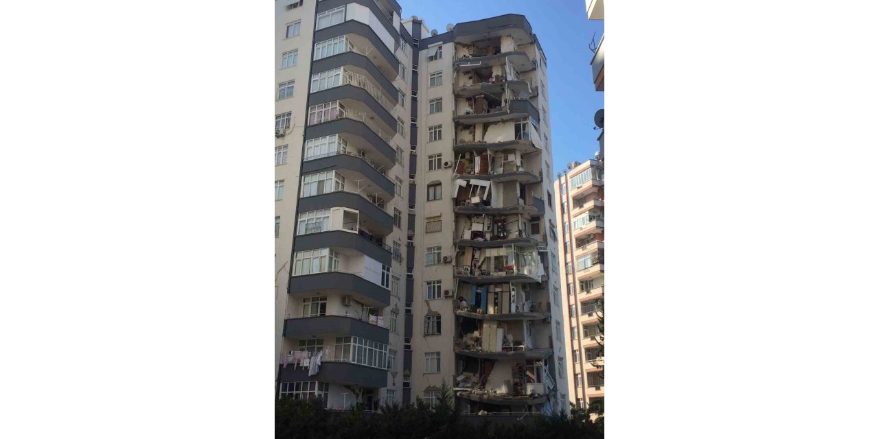 Depremde ağır hasar alan bina kontrollü yıkıldı