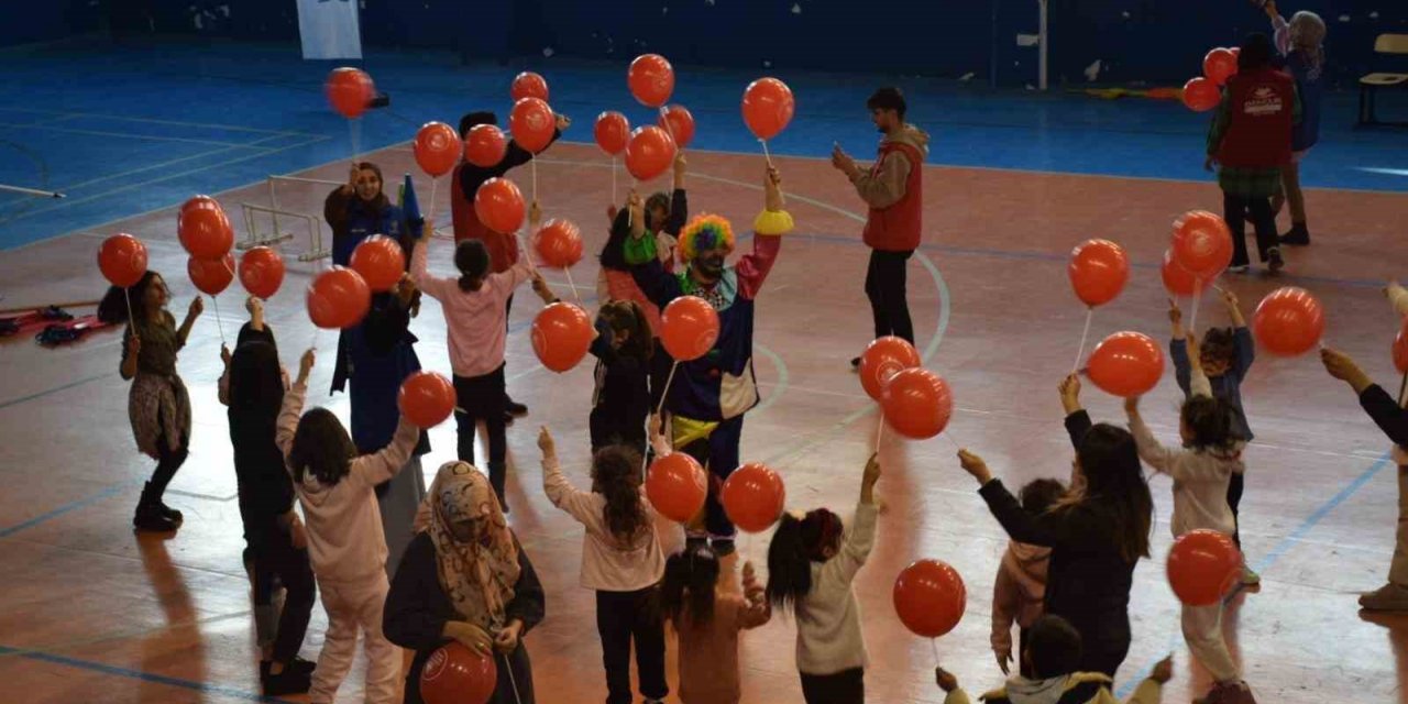 Kozluk’ta depremzede çocuklar doyasıya eğlendi.