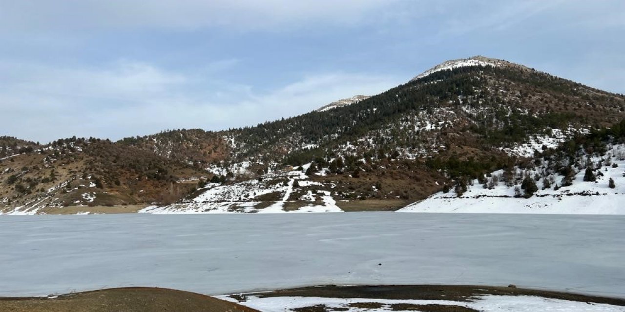 Tufanbeyli’de gölet buz tuttu