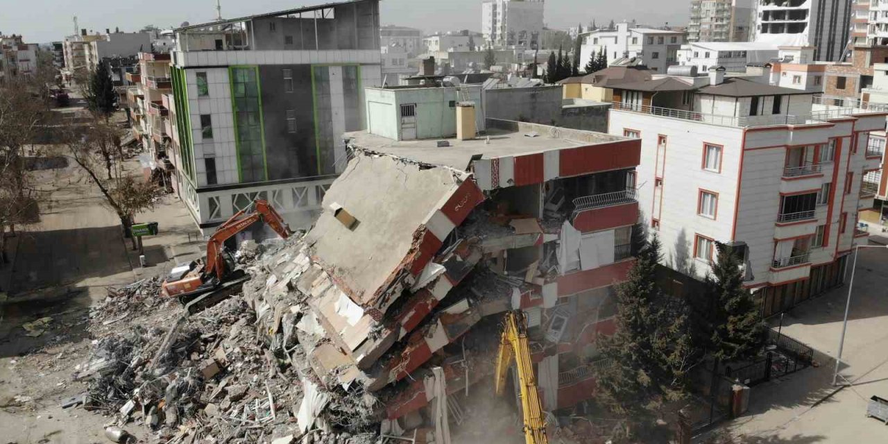 Hasarlı binalar bir bir yıkılıyor