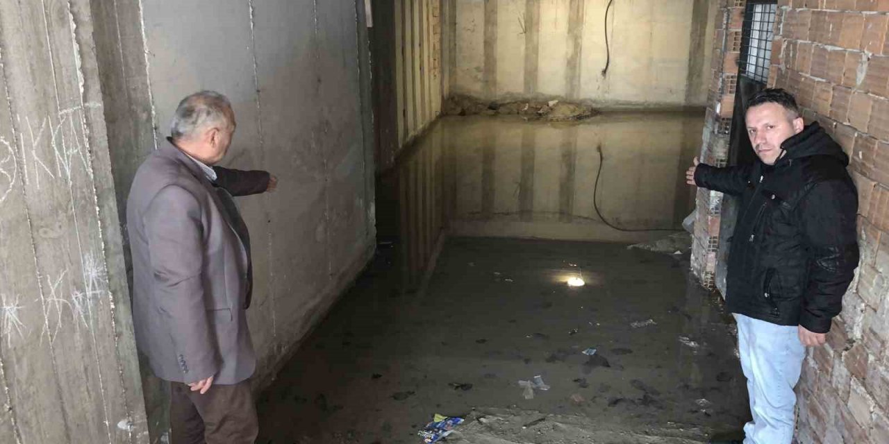 Bodrum katta biriken su apartman sakinlerini tedirgin ediyor