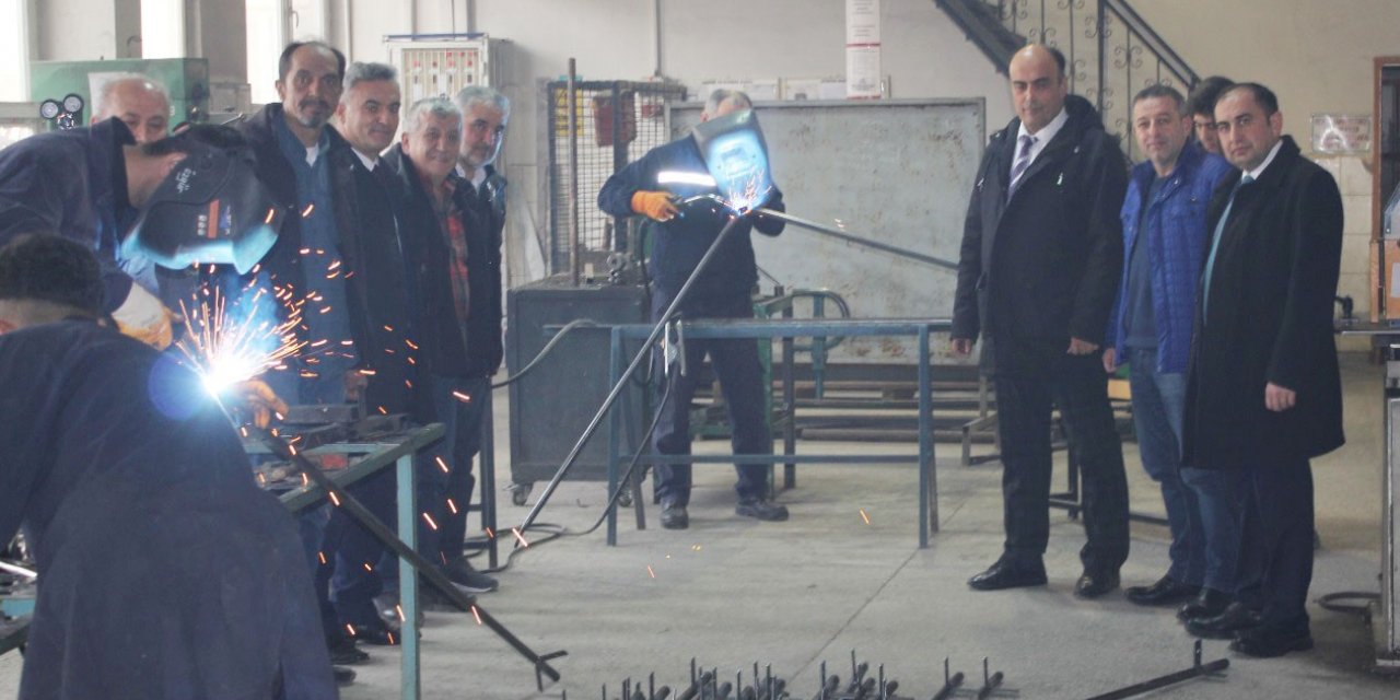 Tavşanlı’da öğretmen ve öğrenciler deprem bölgesine çadır üretiyor