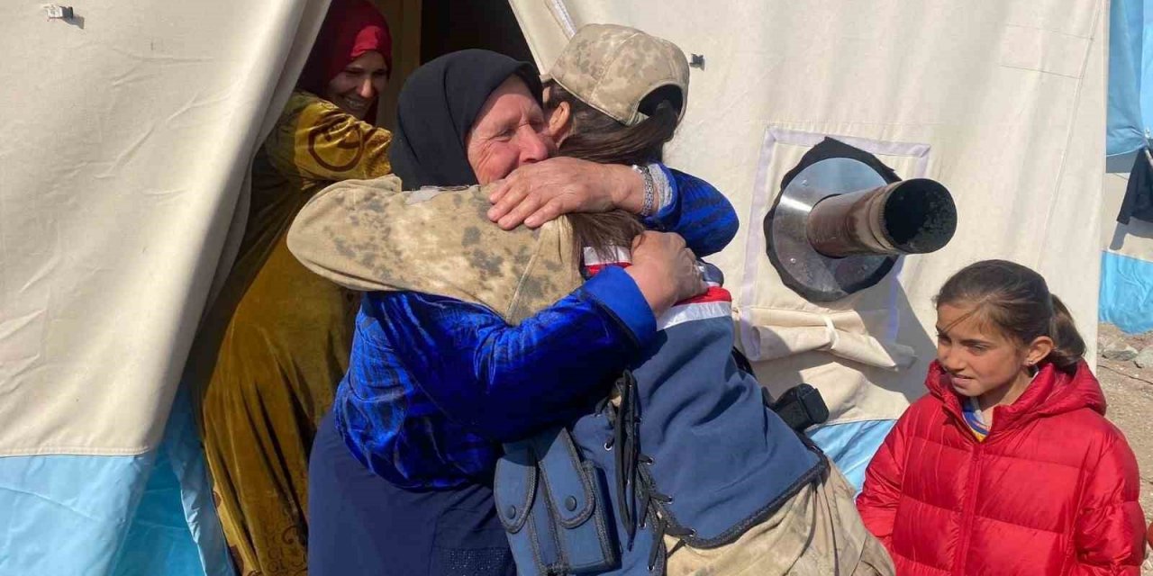 Siirt İl Jandarma Komutanlığı ekipleri, enkazdan 51 vatandaşı sağ çıkarmayı başardı