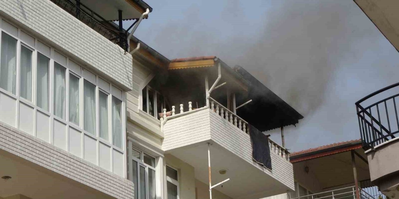 Kriz geçirip evi ateşe verdi, müdahale için gelen ekiplere ecel teri döktürdü