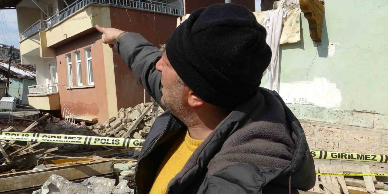 Depremde ağır hasan alan binanın birinci katı yere gömüldü