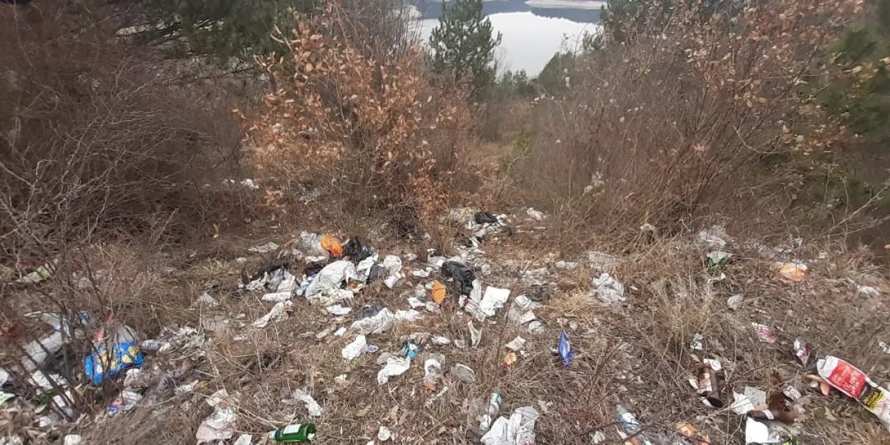 Şehre içme suyunu sağlayan Karaçomak Barajının çevresi adeta çöplüğe döndü