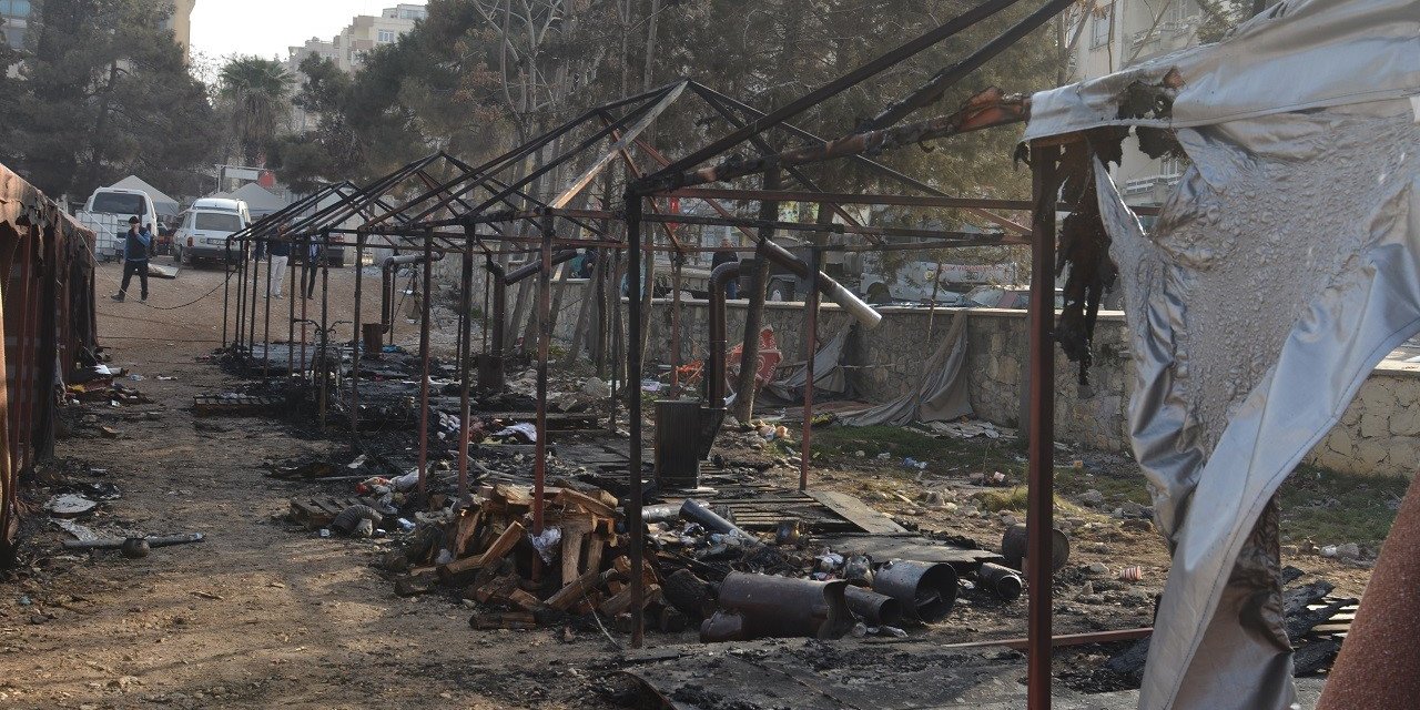 Depremzedelerin kaldığı çadır kentte yangın