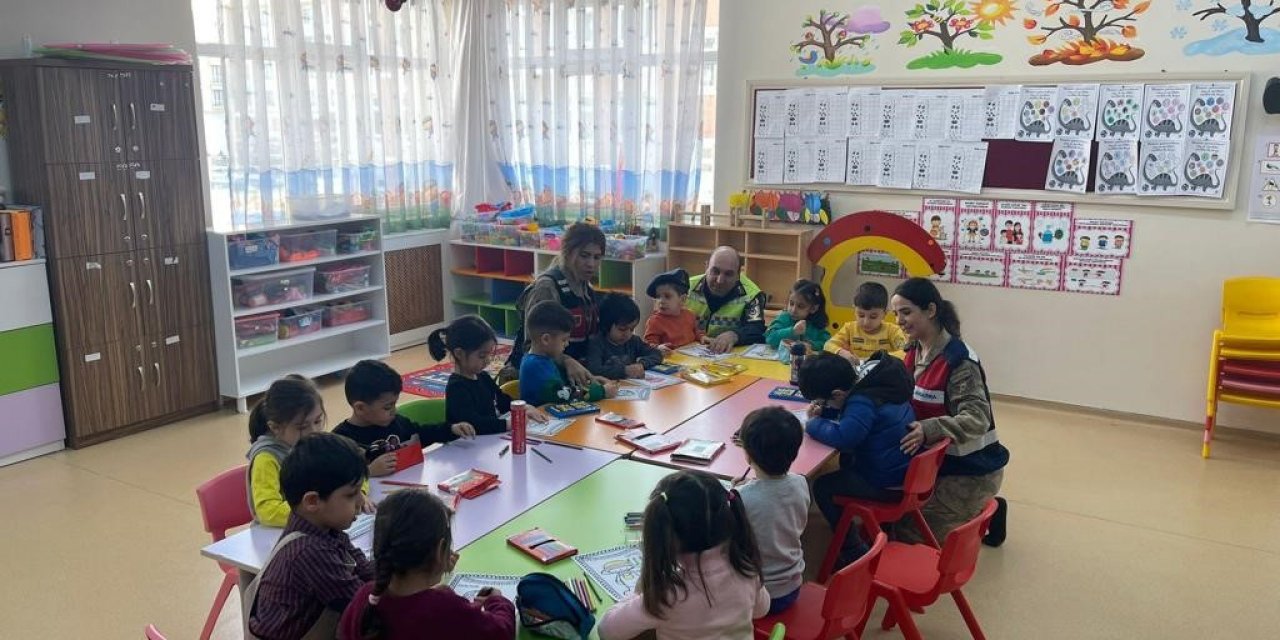 Bingöl’de jandarmadan öğrencilere meslek tanıtımı etkinliği