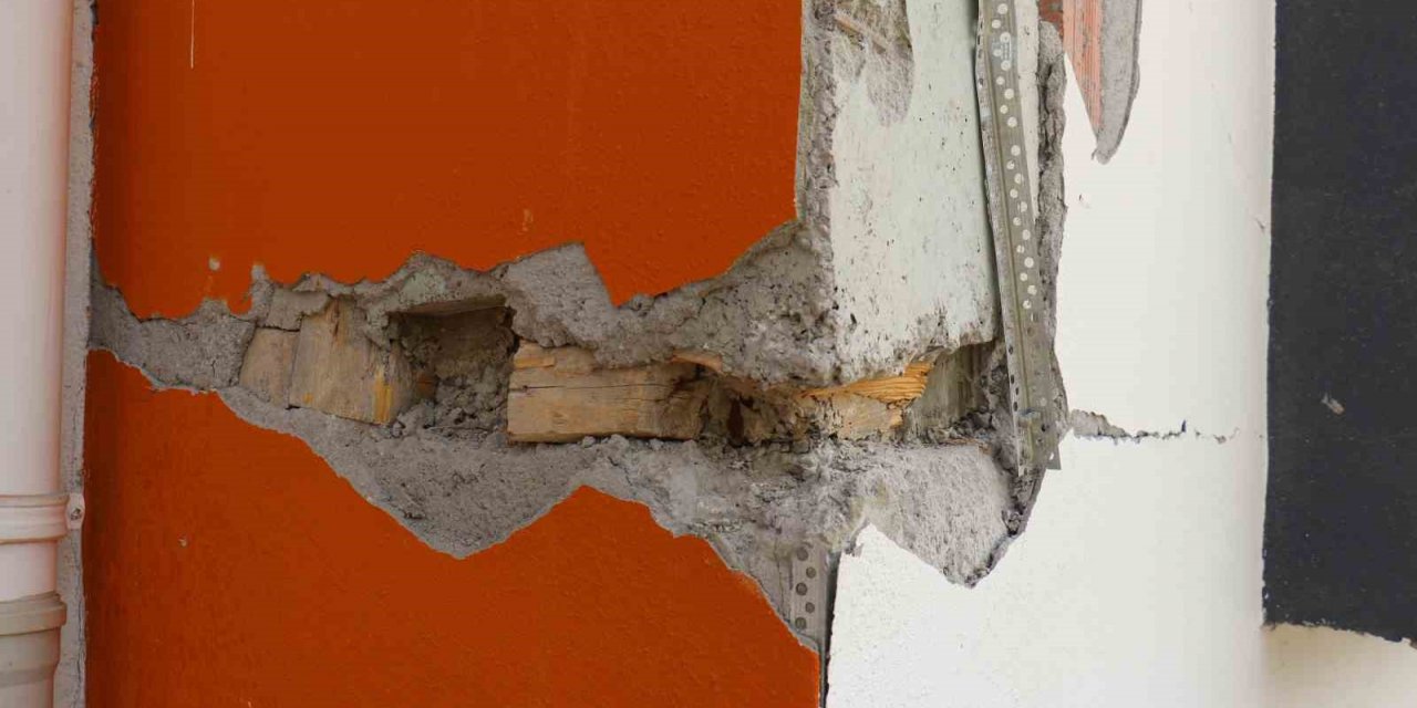 4 yıllık binanın kolon ve kiriş aralarında tahta parçaları çıktı