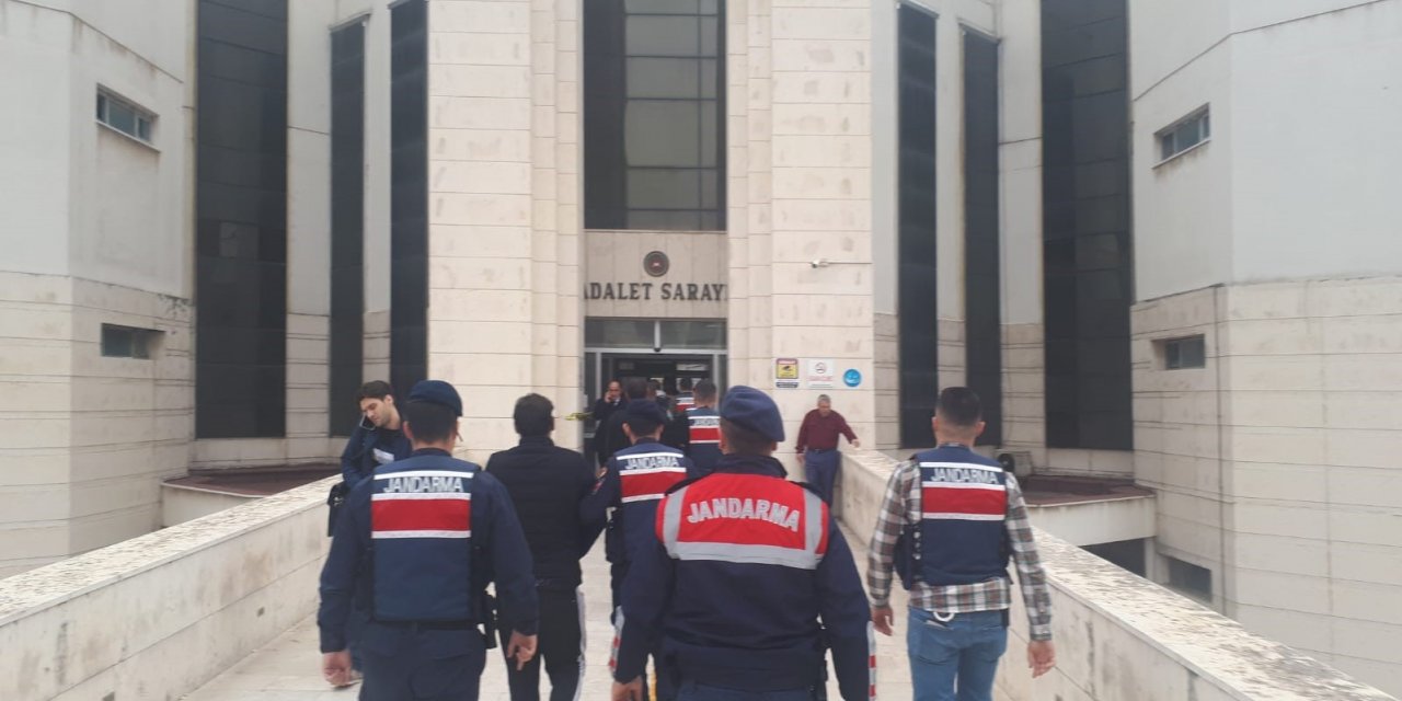 Ev soyan 3 şüpheli jandarmadan kaçamadı