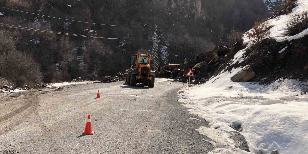 Beytüşşebap’ta dev kaya parçaları yola düştü, ulaşım aksadı