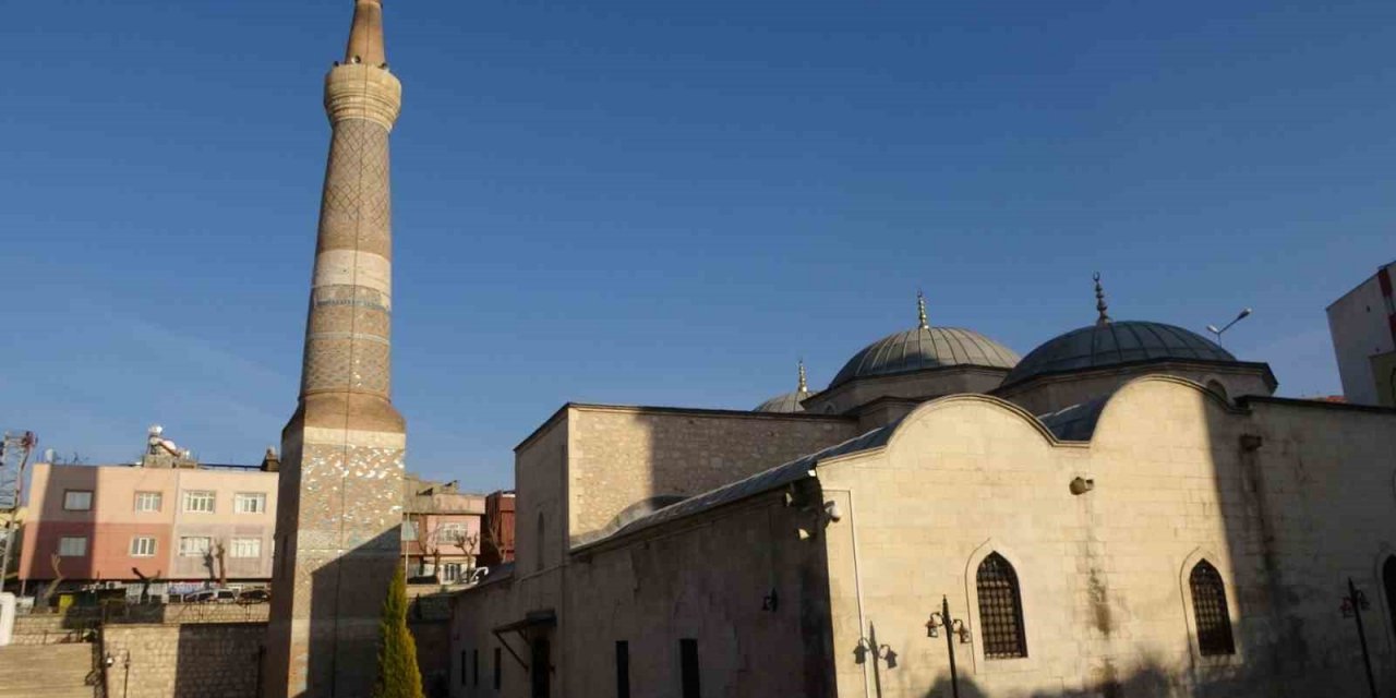 Siirt’te 9 asırlık tarihi Ulu Camii dayanıklılığıyla depreme meydan okuyor