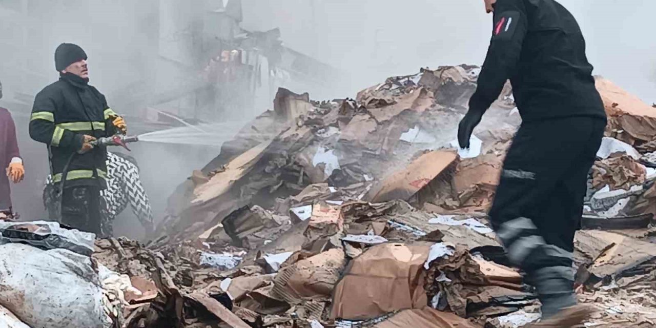 Eldiven fabrikasının avlusunda çıkan yangın kontrol altına alındı