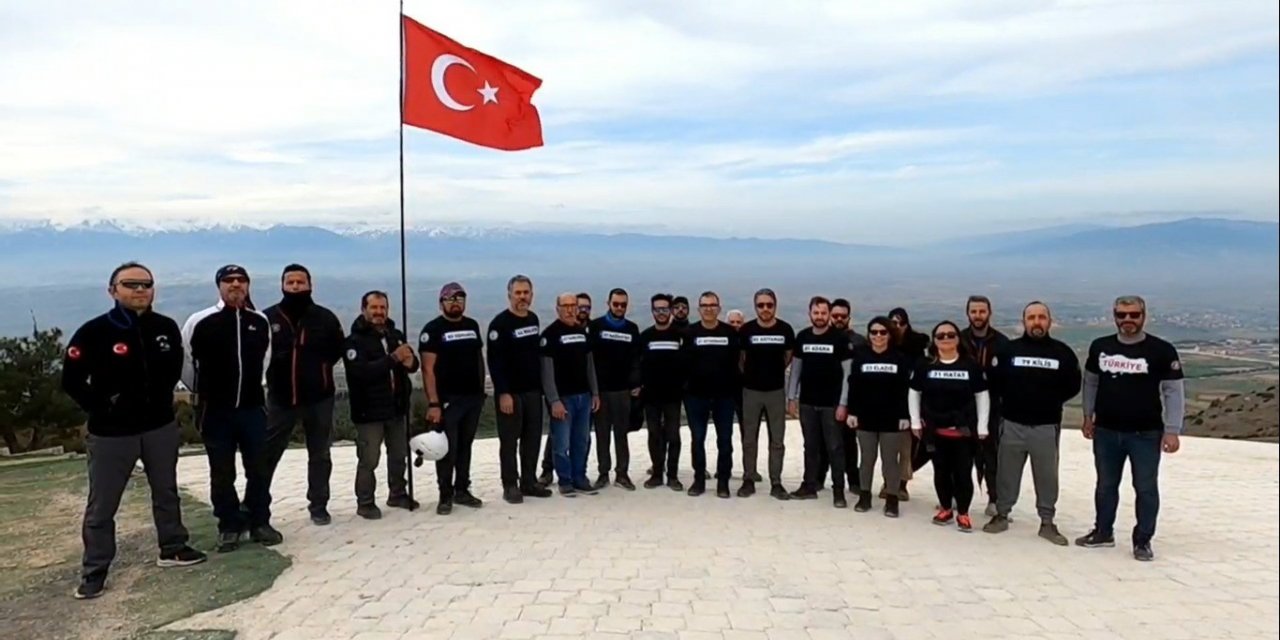 Deprem şehitleri 380 metre yüksekte anıldı