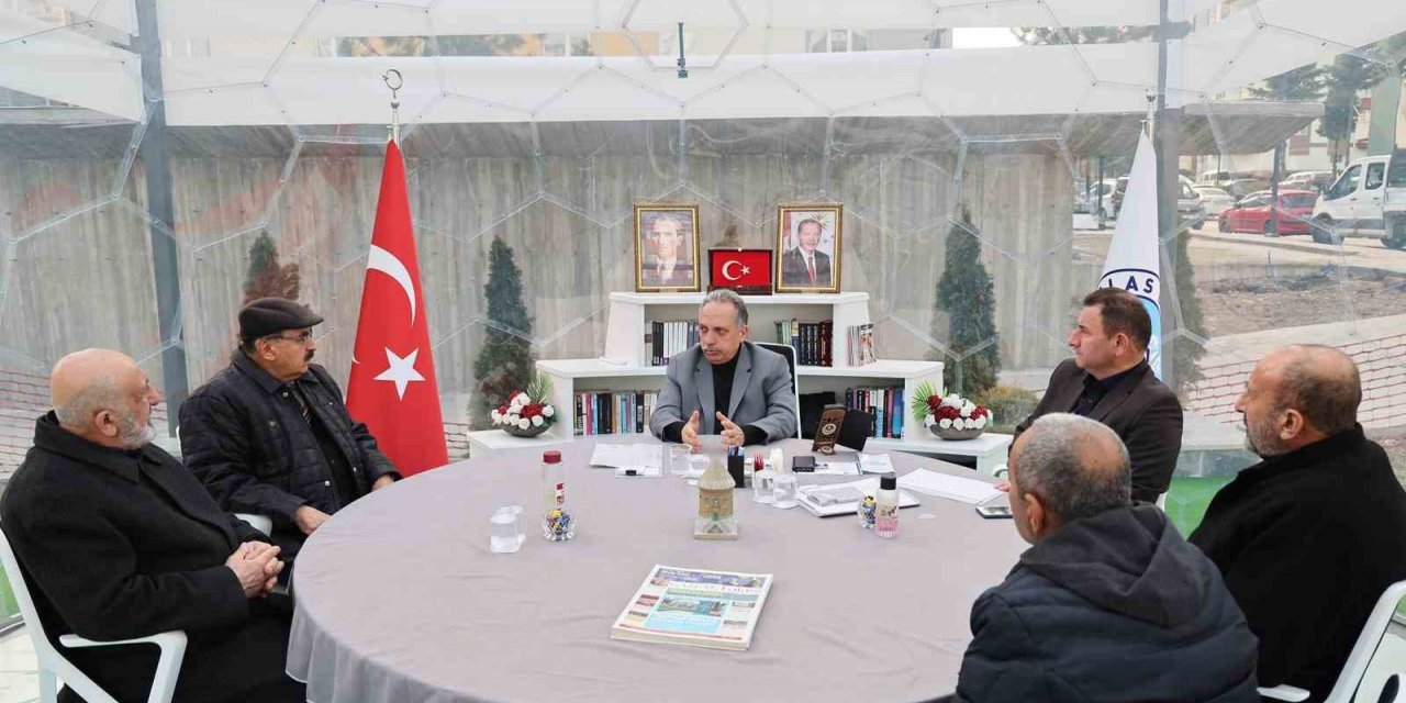 Elbistan’da kol kola, şeffaf odada baş başa