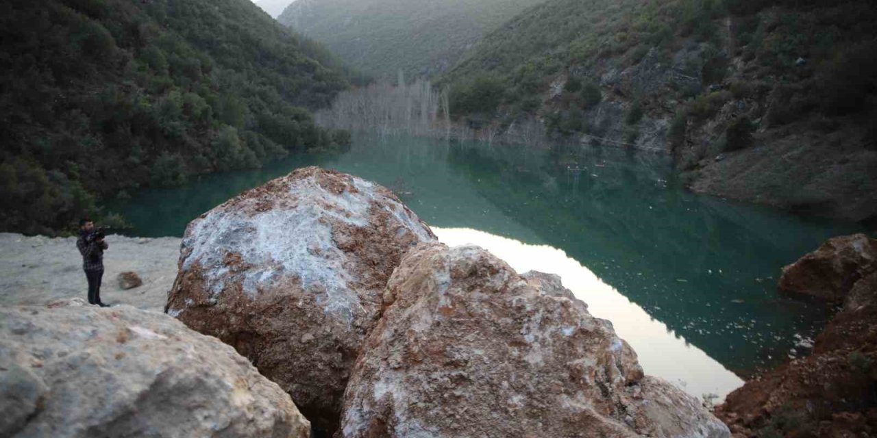 Depremde dağ dağa kavuştu, doğal göl oluştu