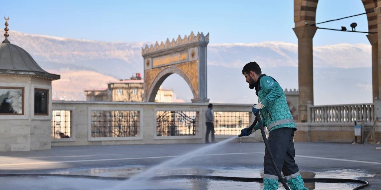 Beyoğlu Belediyesi Kahramanmaraş’ta temizlik çalışmalarına destek veriyor