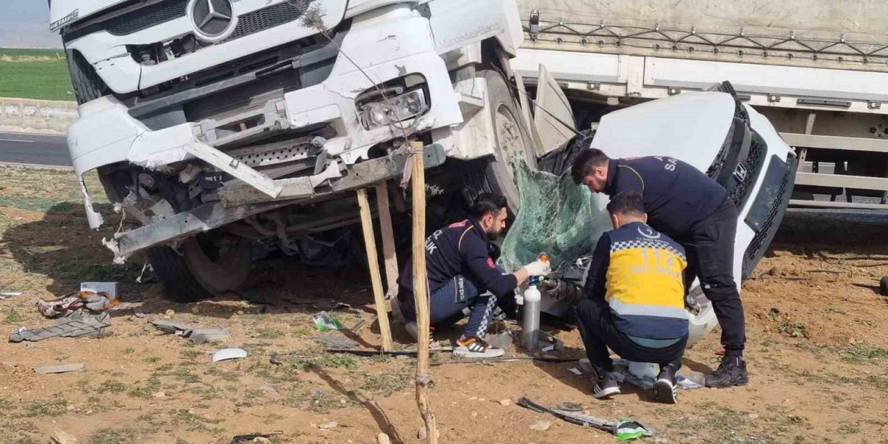 Mardin’de tır otomobili biçti: 2 ölü, 2 yaralı