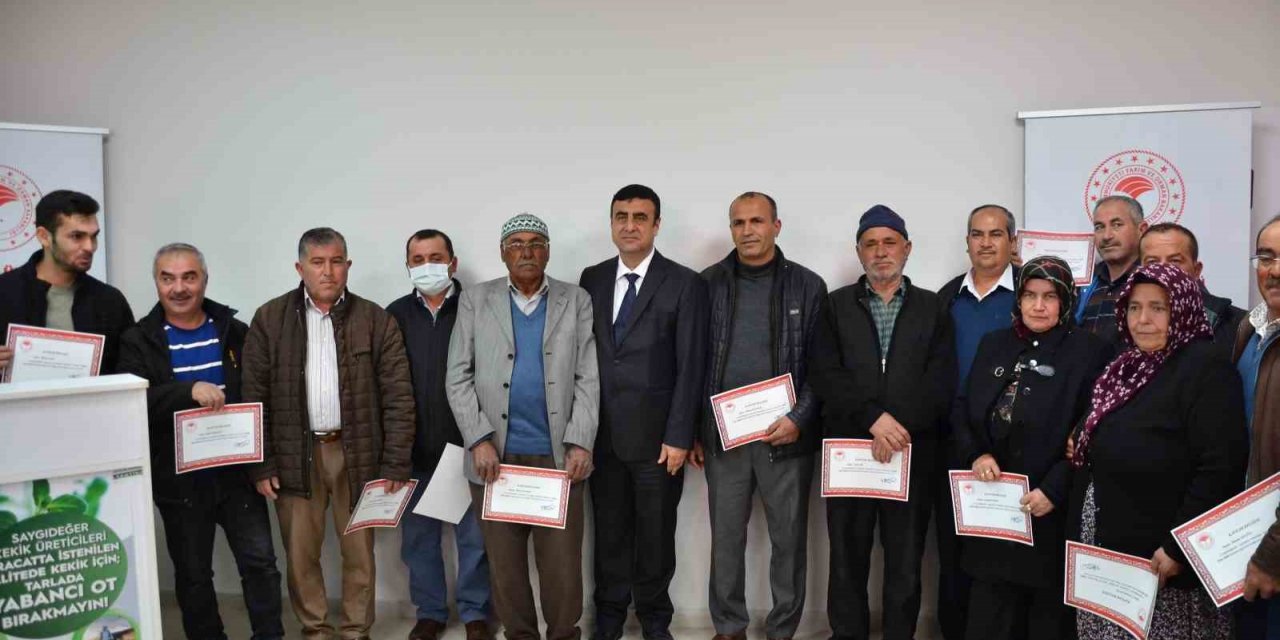 Kekik mektebini başarıyla tamamlayan çiftçiler sertifikalı oldu