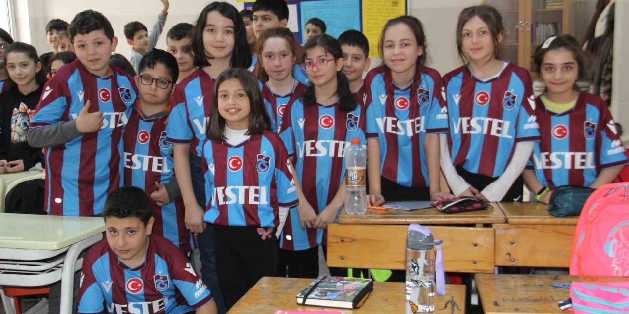 Asbaşkan Ertuğrul Doğan’dan öğrencilere 11 bin 461 Bordo Mavili forma