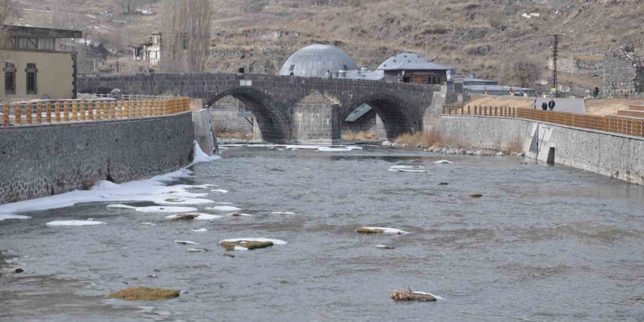 Kars Çayı’nın buzları çözülmeye başladı