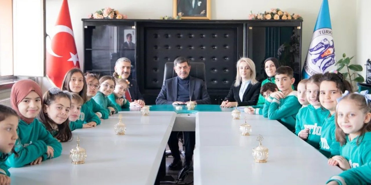 “Hayat Dolu Öyküler” adlı kitabın geliri depremzedelere