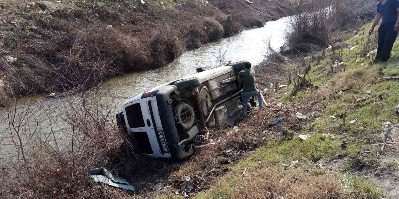 Kontrolden çıkan araç, dereye uçtu