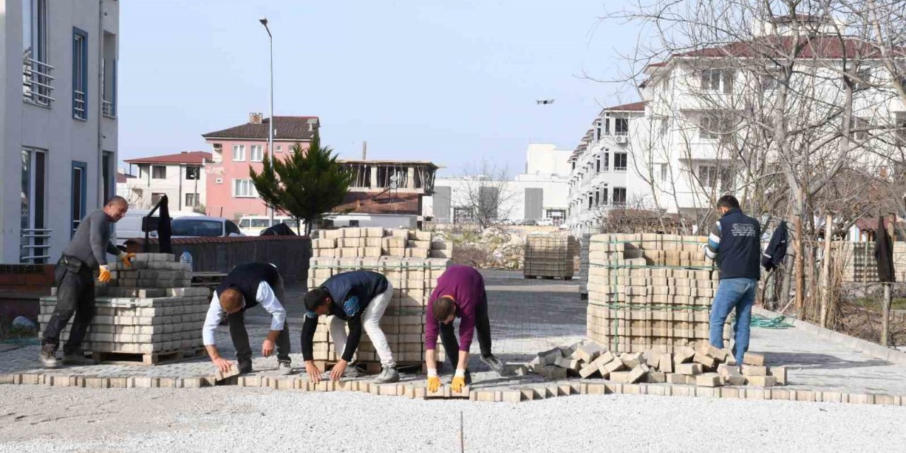 İznik’te kilitli parke taşı çalışmaları devam ediyor