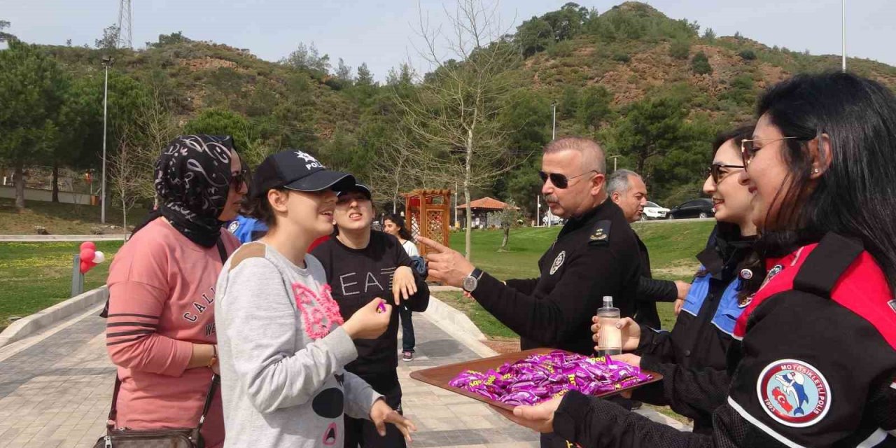 Marmaris polisi depremzede çocuklara moral oldu