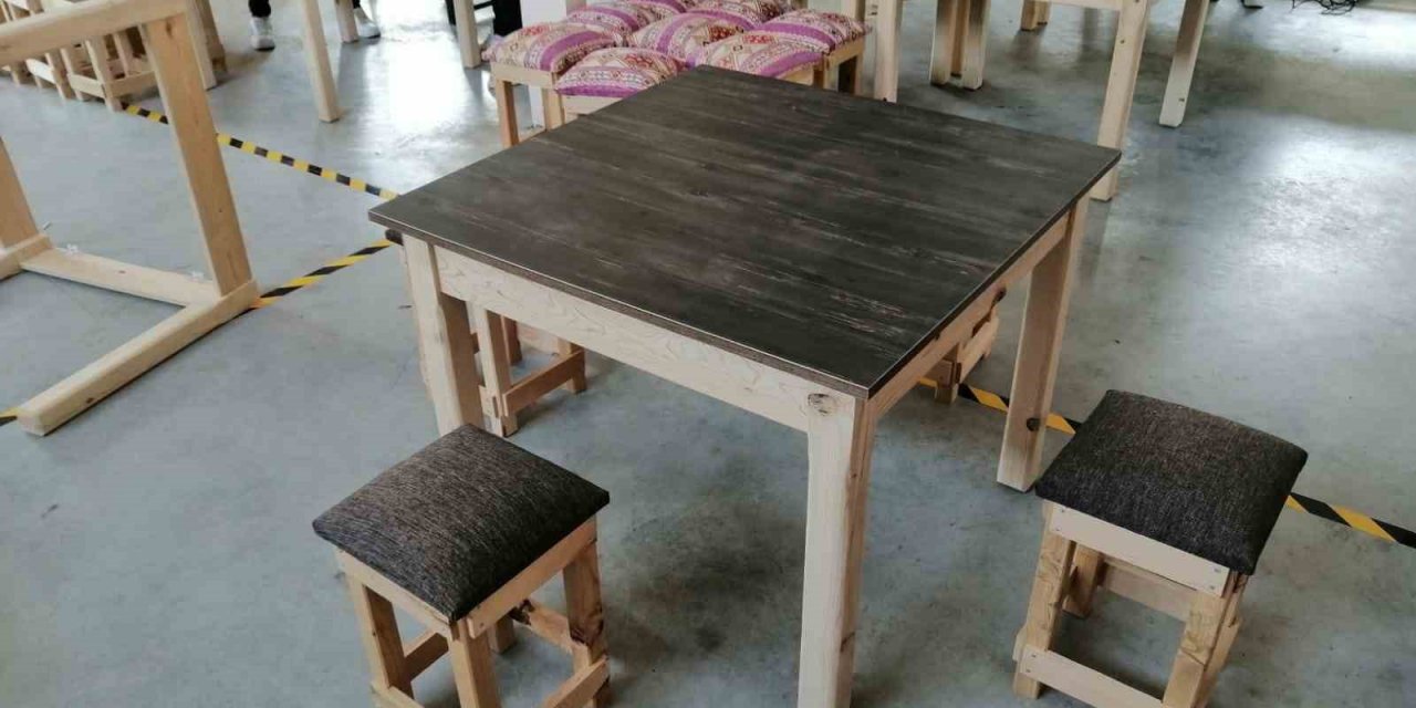 Fethiye’de öğrenciler depremzedeler için masa ve tabure üretiyor