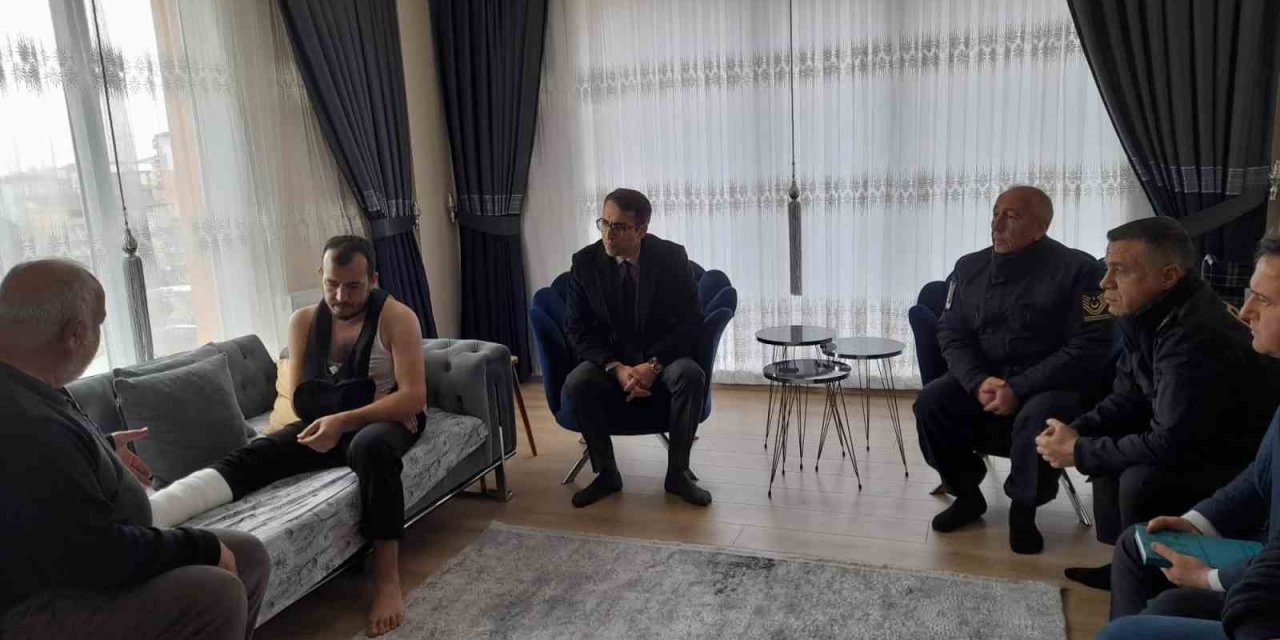 Kaymakam Yılmaz depremzede aileleri ziyaret etti