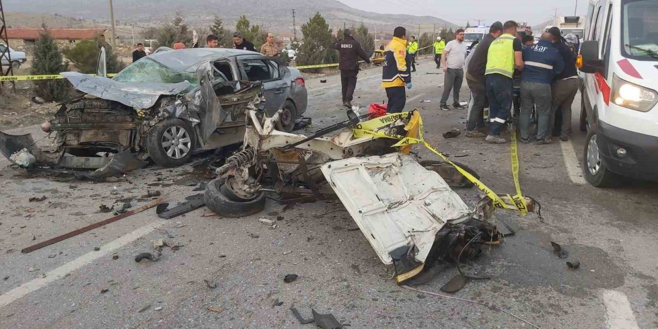 Otomobillerin hurdaya döndüğü kazada 3 kişi yaralandı