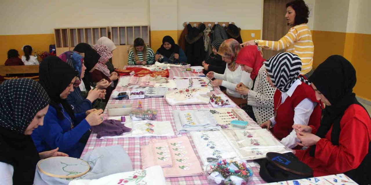 Kütahya’da iğne oyası kursu ilgi görüyor