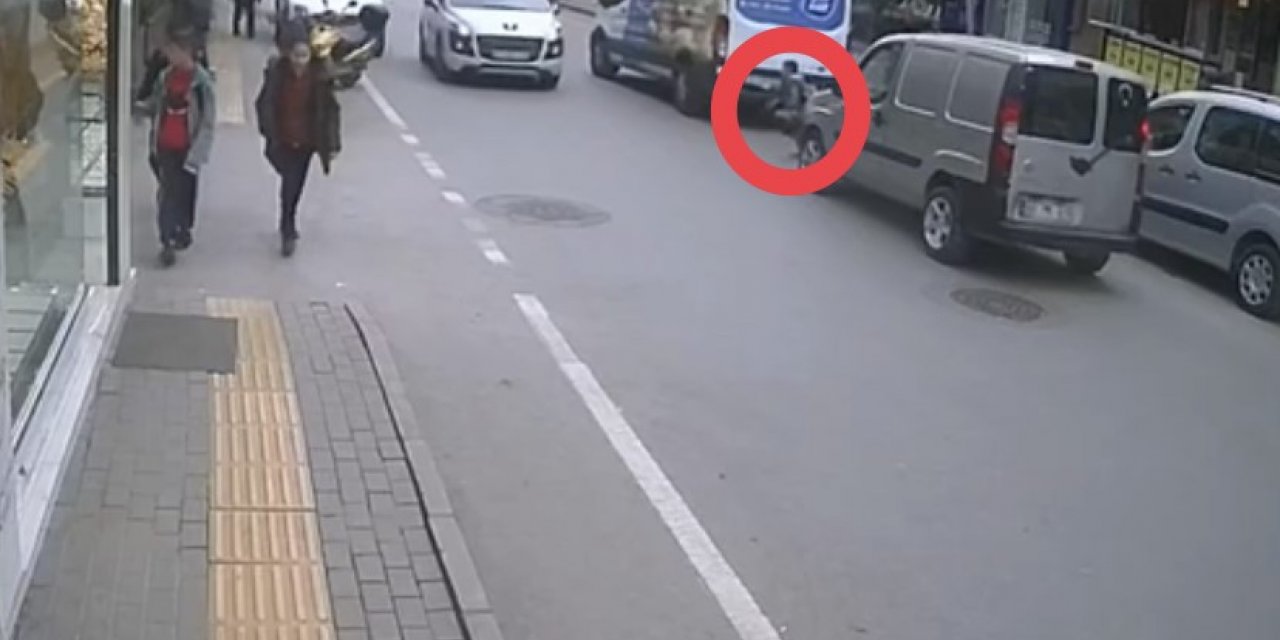 Yolun karşısına geçmek isteyen çocuğa otomobil çarptı