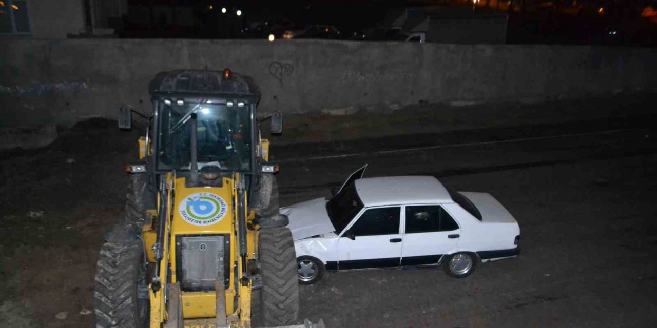 Epilepsi nöbeti geçiren sürücü kapalı yola düşerek iş makinesine çarptı