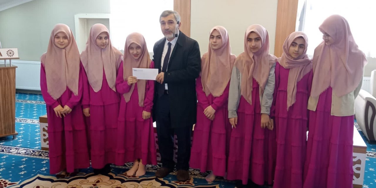 Kız Kur’an Kursu öğrencileri harçlıklarını depremzedelere bağışladı