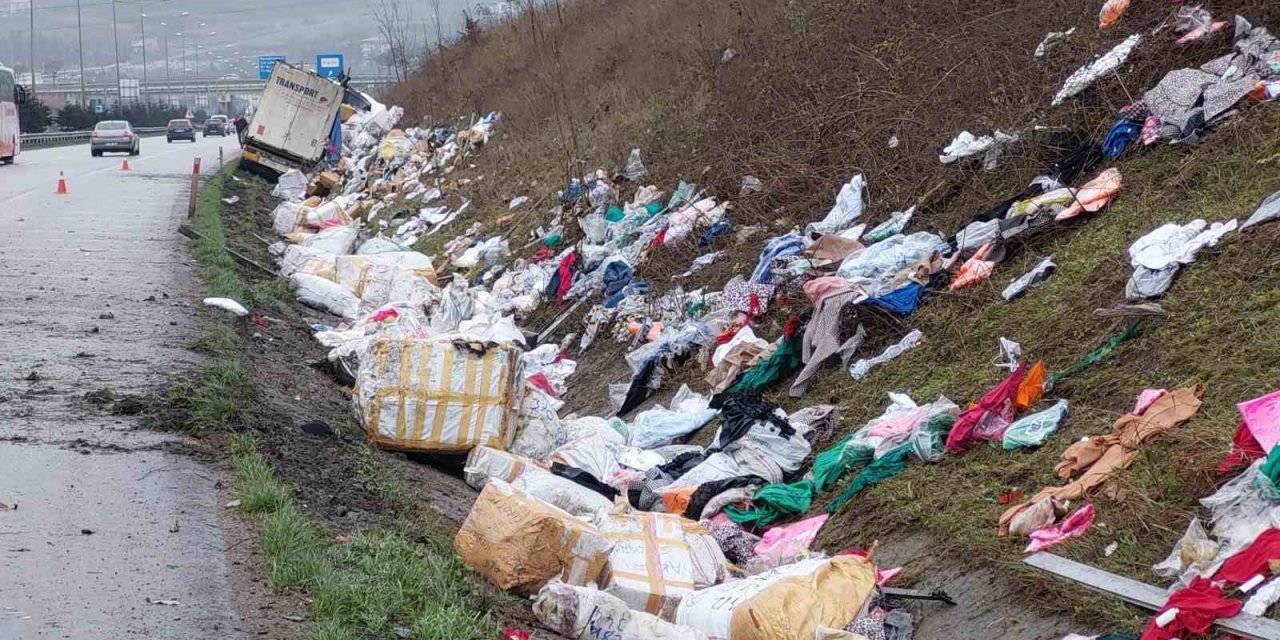 Samsun’da tır kazası: Giysiler yola saçıldı