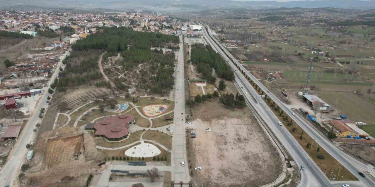 Gediz’de gençlik merkezi ve tenis kortu inşaatları başladı