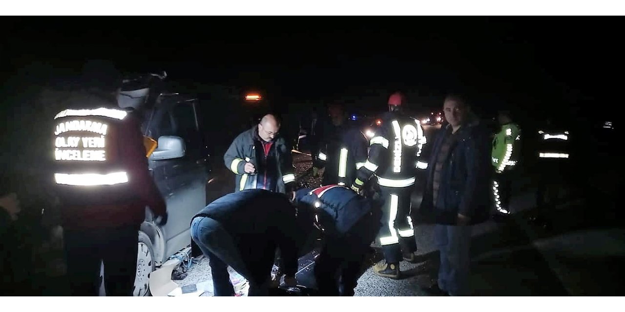 Tomruk yüklü kamyona arkadan çarpan otomobil sürücüsü hayatını kaybetti