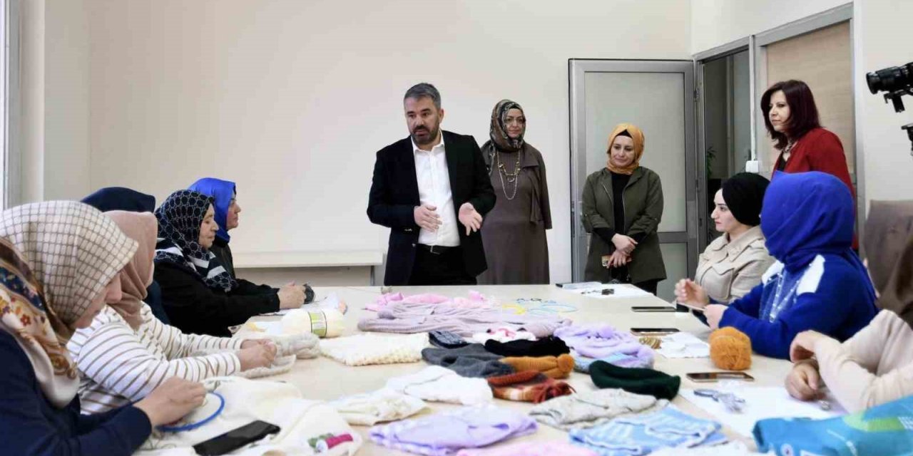 Pursaklar’da kadınlar depremzedeler için kıyafet örüyor