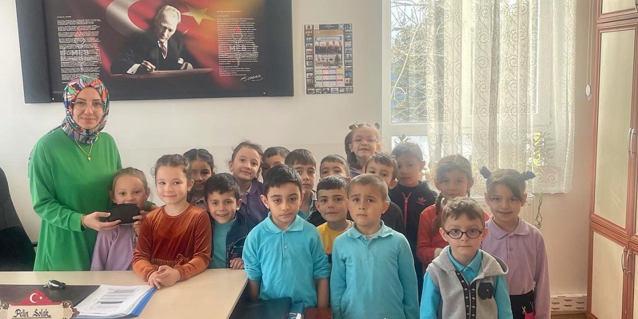 7 yaşındaki minik Buse, harçlıklarını depremzede arkadaşlarına bağışladı