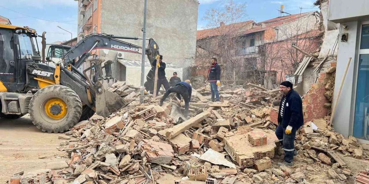 Altıntaş’ta tehlike arz eden metruk binalar yıkılıyor