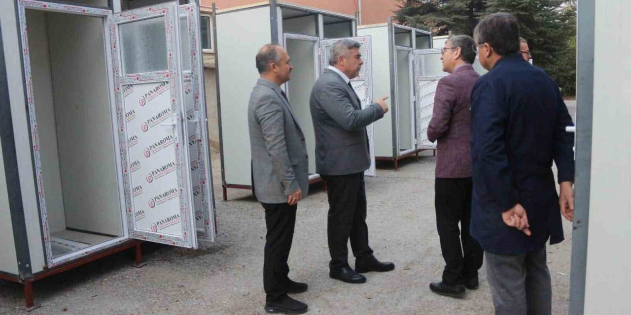 Öğrenciler deprem bölgesi için seyyar duş ve tuvalet yaptı