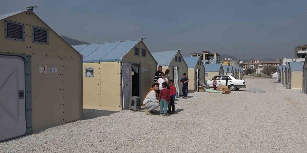 Depremzedeler için gönderilen İsveç yapımı çadırlar evleri aratmıyor
