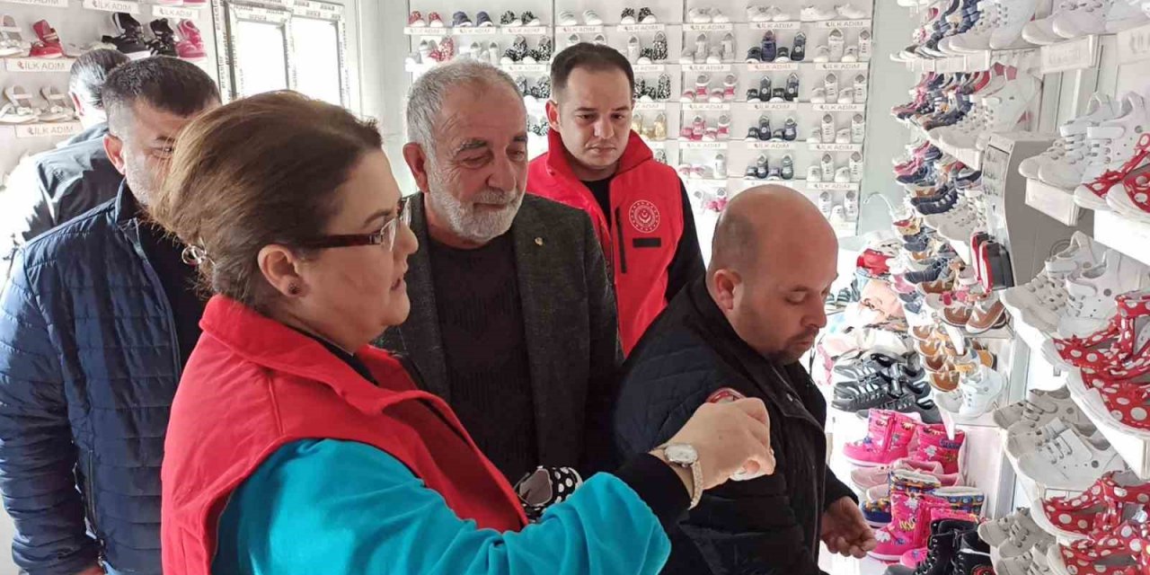 Bakan Yanık, depremzede esnaftan yeğeni için ayakkabı satın aldı