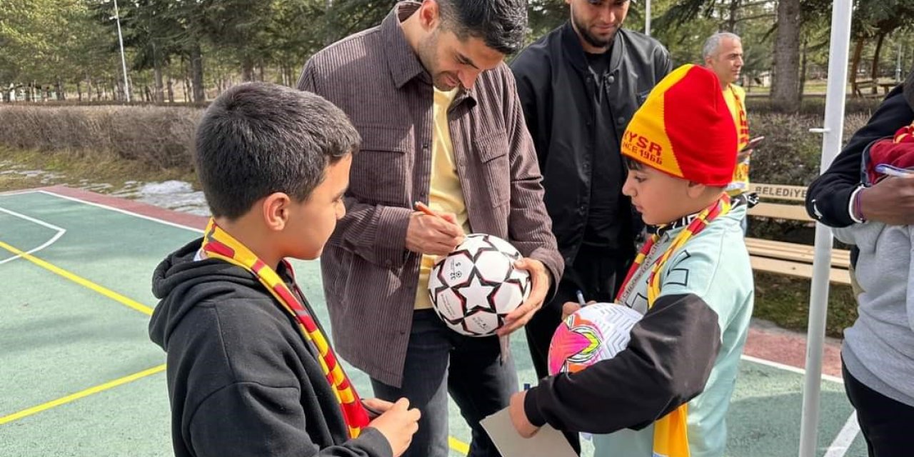 Kayserisporlu futbolculardan depremzede çocuklara ziyaret