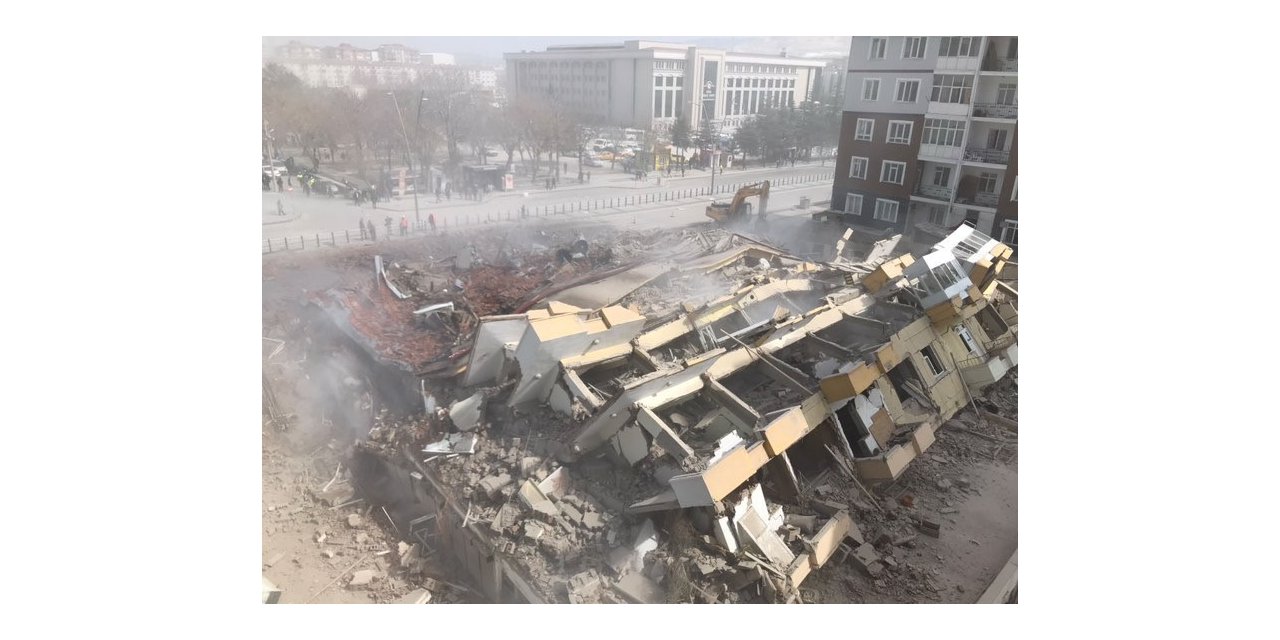 Niğde’de depremlerden hasar gören 37 yıllık bina yakıldı