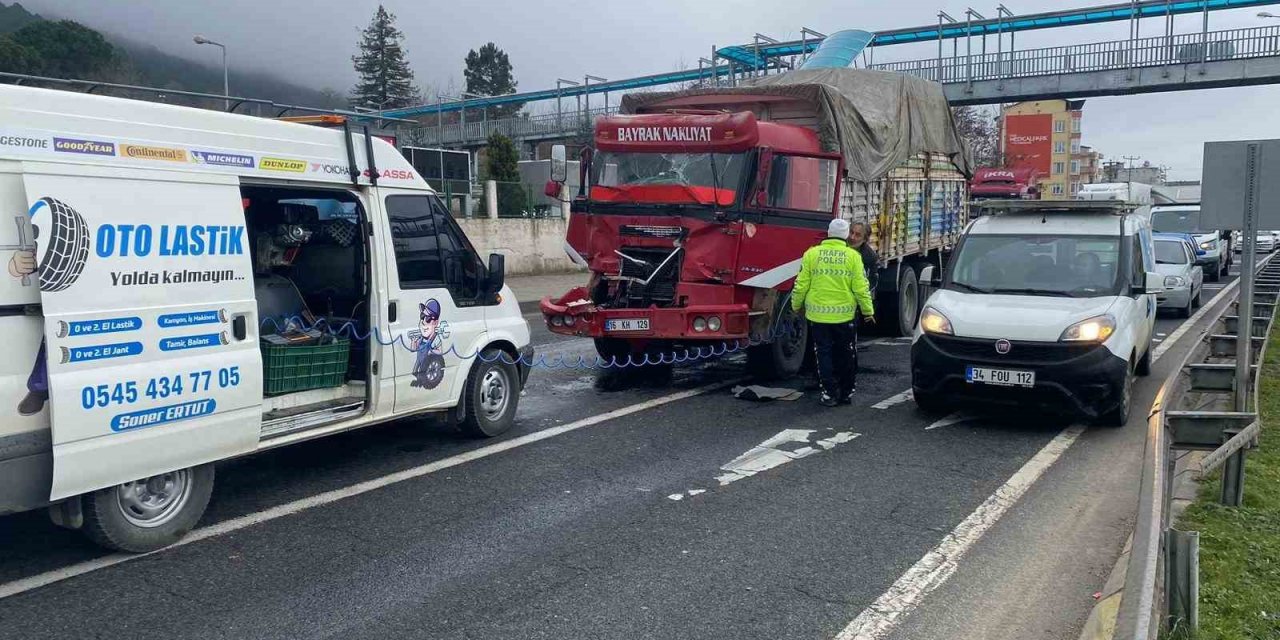 Kamyon tıra çarptı: 1 yaralı