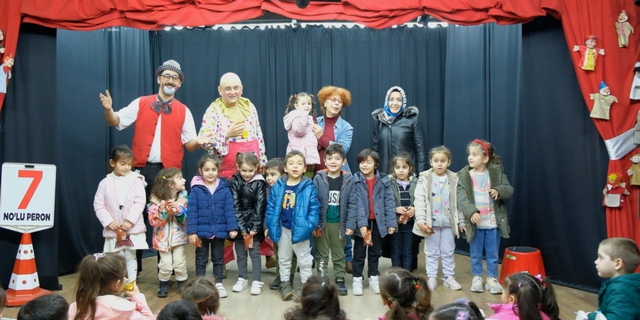 Canik’te miniklerin tiyatro sevinci