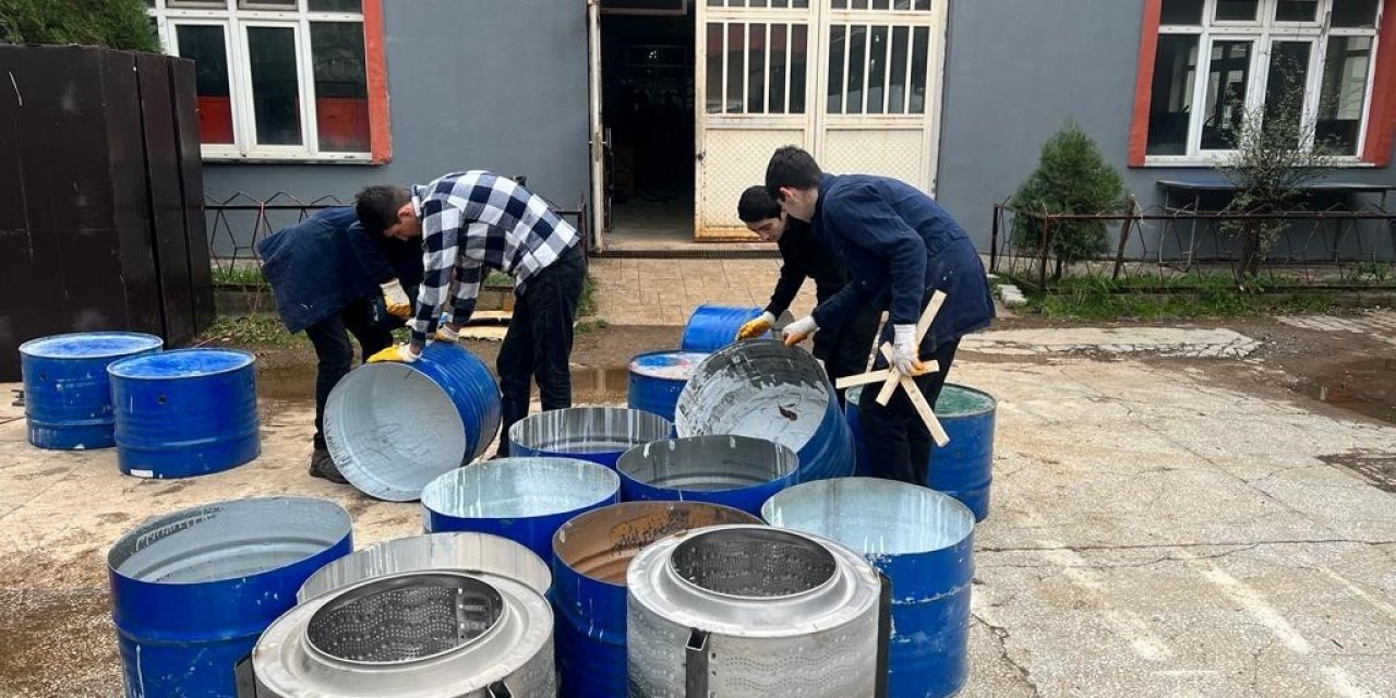 Ünye’de teknik lisenin atölyeleri depremzedeler için çalışıyor
